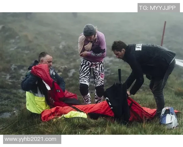 足球场意外跌落球星瞬间引热议现场救援画面曝光全程回放